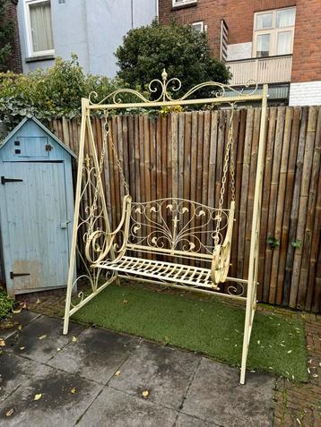 Leuke landelijke Franse schommelbank voor in de tuin beschikbaar voor biedingen