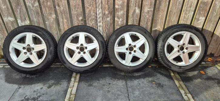 Set winterbanden met originele Volvo velgen 205/55 R16 ET40, Auto-onderdelen, Banden en Velgen, Banden en Velgen, Winterbanden