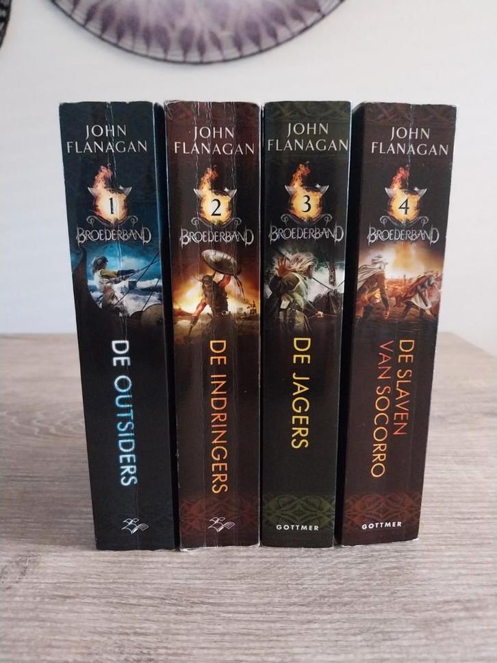 Deel 1 , 2 , 3 & 4   **   Broederband  **  John Flanagan, Boeken, Fantasy, Ophalen of Verzenden