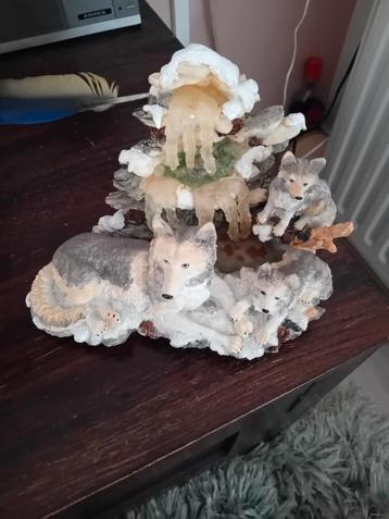 Wolven beeld op rots met kleine wolven beschikbaar voor biedingen
