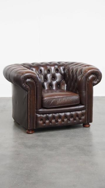 Imposante, Engelse rundleren chesterfield fauteuil beschikbaar voor biedingen