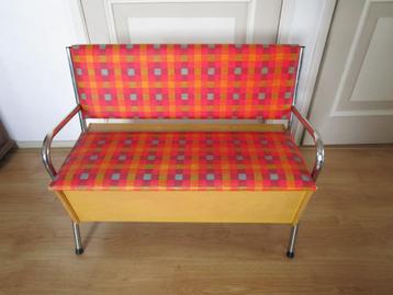 Kinderbankje met klep en opbergruimte. Jaren 60, vintage beschikbaar voor biedingen