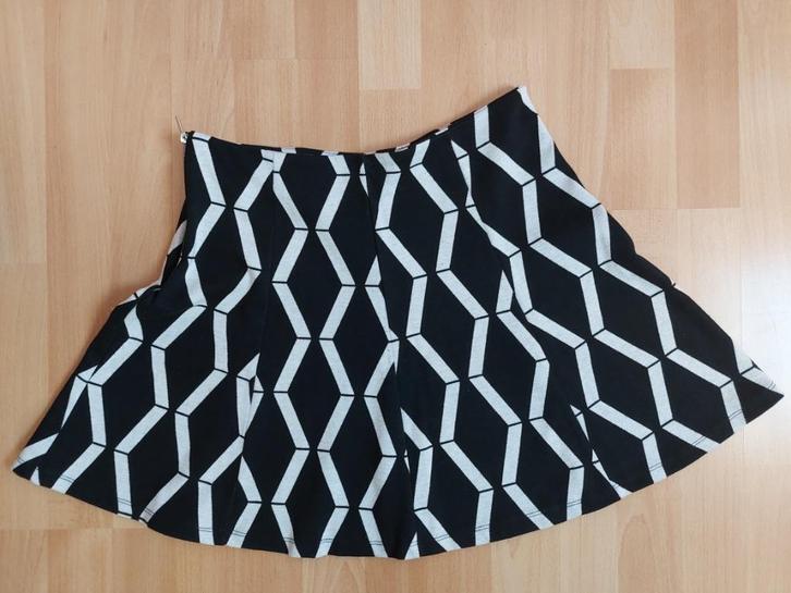Zwart-witte rok *Primark*, Kleding | Dames, Rokken, Zo goed als nieuw, Maat 38/40 (M), Zwart, Boven de knie, Ophalen of Verzenden