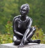 Zittend Naakte Vrouw / Brons / tuinbeeld / 32 cm hoog, Tuin en Terras, Tuinbeelden, Nieuw, Info@huisentuindecoratiemarie.nl, Mensenbeeld