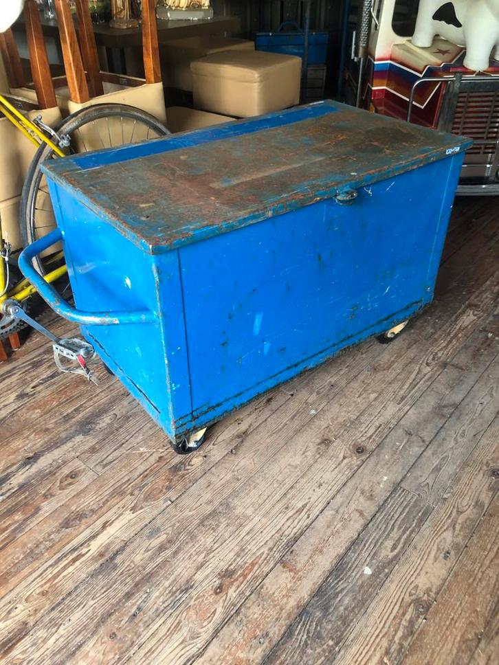 Stoere metalen kist materialenkist industrieel salontafel, Huis en Inrichting, Woonaccessoires | Kisten, Minder dan 50 cm, 50 tot 75 cm