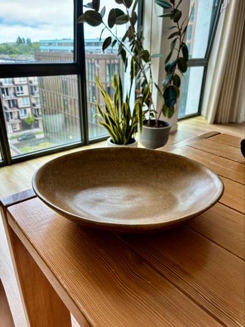 Gespikkelde beige serveerschaal beschikbaar voor biedingen