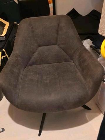 Donker bruine draaistoel beschikbaar voor biedingen