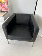 Fautueil Ikea, zwart leer, chromen poten, tijdloos, modern, Huis en Inrichting, Fauteuils, Ophalen, Zo goed als nieuw, 75 tot 100 cm