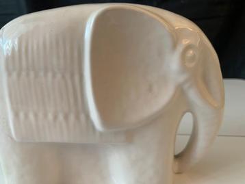 vintage porseleinen olifant beschikbaar voor biedingen