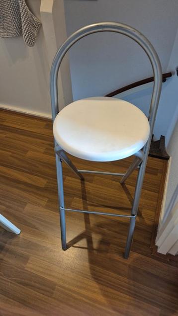 Hoge Opklap Kruk - Ideaal voor Kleine Ruimtes! beschikbaar voor biedingen