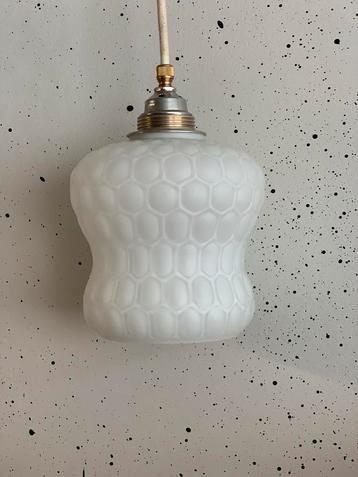 Vintage witte glazen kapjes ronde honinggraad patroon beschikbaar voor biedingen