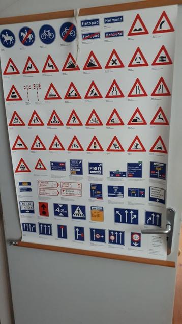 Oprolbare verkeersbordenkaarten  beschikbaar voor biedingen