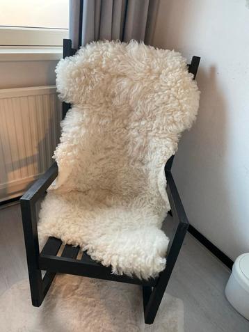 Schommelstoel met schapenvacht - Babykamer beschikbaar voor biedingen