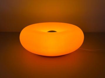 OrbitGlow – Oranje LED-lamp met kabel beschikbaar voor biedingen