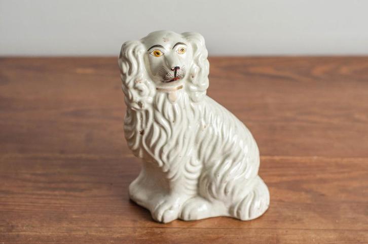 Antiek wit Staffordshire hondenbeeldje, Verzamelen, Beelden en Beeldjes, Gebruikt, Dier, Verzenden
