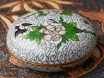 Mooi oud Chinees doosje van cloisonne met bloemen 6,3 cm., Ophalen of Verzenden