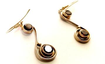 Mooie 925 Sterling zilveren oorbellen met Granaat edelstenen beschikbaar voor biedingen