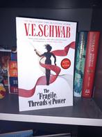 V.e. schwab the fragile threads of power gesigneerd engels, Ophalen of Verzenden, Zo goed als nieuw