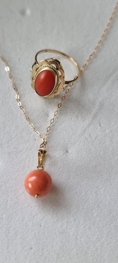 Vintage collier met hanger 18 K + 14 K ring met bloedkoraal, Antiek en Kunst, Antiek | Goud en Zilver, Goud, Verzenden