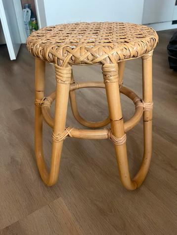 Rotan krukje/bijzettafel beschikbaar voor biedingen