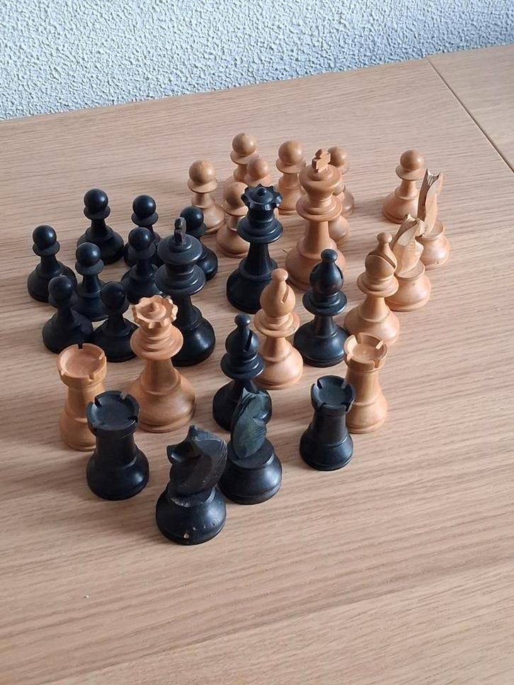 Vintage/antieke houten schaakstukken in houten doos, Hobby en Vrije tijd, Gezelschapsspellen | Bordspellen, Gebruikt, Een of twee spelers