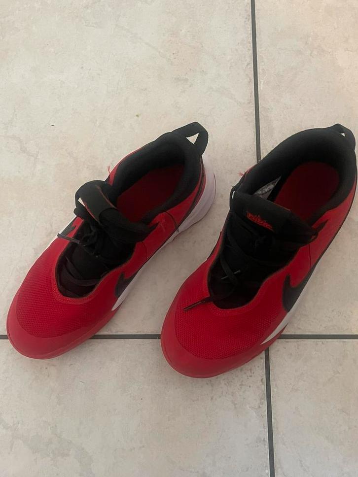 Nike basketbalschoenen rood zwart maat 40, Sport en Fitness, Basketbal, Zo goed als nieuw, Schoenen, Verzenden
