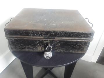 Oude metalen box met slot...ruim 100 jaar oud....€7,50 beschikbaar voor biedingen