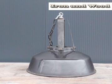 Zwarte emaille oude stoere lamp / hanglamp afm H28 D35 beschikbaar voor biedingen