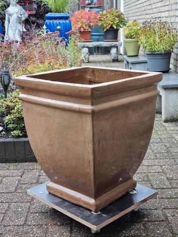 Zéér grote en zware plantenbak  47 x 47 cm beschikbaar voor biedingen