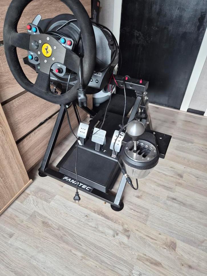 Thrustmaster
T300
Ferrari stuur, Spelcomputers en Games, Spelcomputers | Xbox | Accessoires, Zo goed als nieuw, Stuurtje of Sportattribuut
