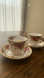 2 kop en schotel Royal Albert Old Country Roses, Verzenden, Zo goed als nieuw, Kop en/of schotel