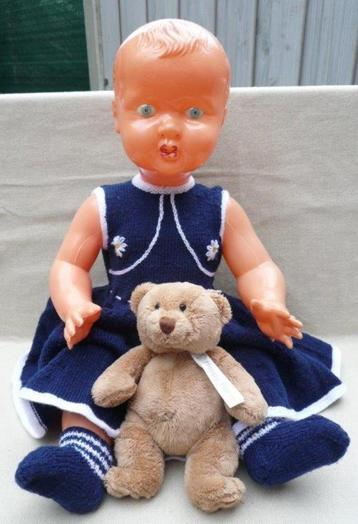 Leuke oude plastic pop met blauwe ogen beschikbaar voor biedingen