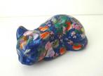 Keramiek beeld liggende kat blauw fruitmotief Dynasty 3734-k, Antiek en Kunst, Ophalen of Verzenden