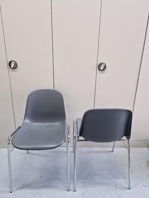 2 stuks grijze stoelen, Huis en Inrichting, Stoelen, Zo goed als nieuw, Twee, Kunststof, Grijs, Ophalen
