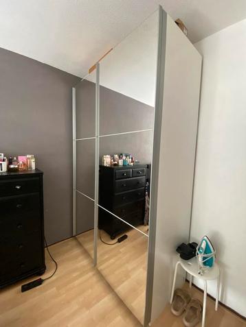 Nette ruime kledingkast te koop beschikbaar voor biedingen