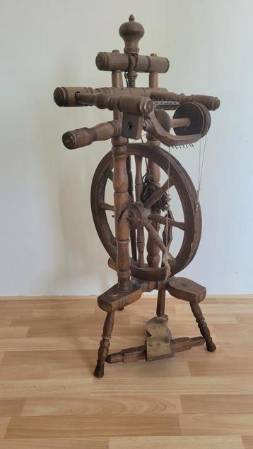 Antiek Spinnewiel beschikbaar voor biedingen
