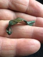 NEDERLANDSE Bodemvondst Romeinse 'blad' fibula delicaat, Antiek en Kunst, Verzenden, Kinderen