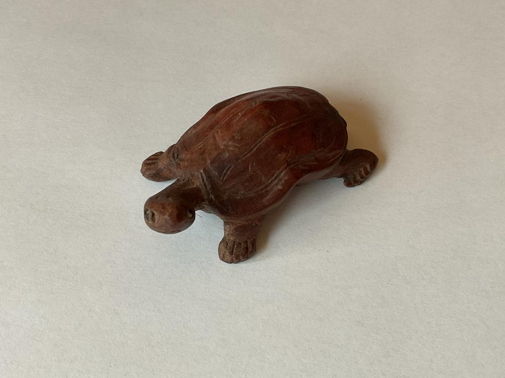 Houten beeldje van Schildpad uit Indonesië, Verzamelen, Beelden en Beeldjes, Ophalen of Verzenden, Gebruikt, Dier