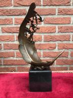 symbolisch bronzen topbeeld, veer met loskomende duiven, Ophalen of Verzenden
