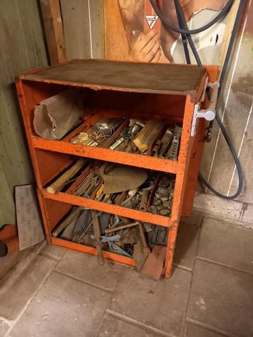 Gereedschapskistje met gereedschap beschikbaar voor biedingen