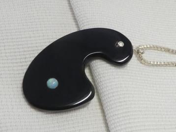Onyx hanger met Opaaltje aan zilveren ketting beschikbaar voor biedingen
