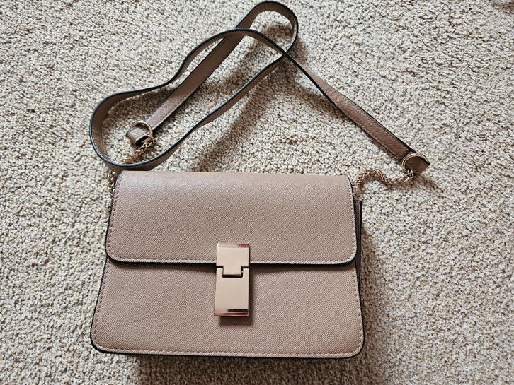 tassen (sluiting met leuke gouden knip), Sieraden, Tassen en Uiterlijk, Tassen | Damestassen, Nieuw, Schoudertasje, Beige, Ophalen of Verzenden