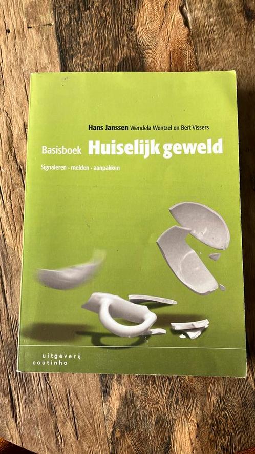 Hans Janssen - Basisboek huiselijk geweld, Boeken, Politiek en Maatschappij, Zo goed als nieuw, Ophalen of Verzenden