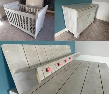 Mooie houten set: ledikant (incl matras), commode én plank beschikbaar voor biedingen