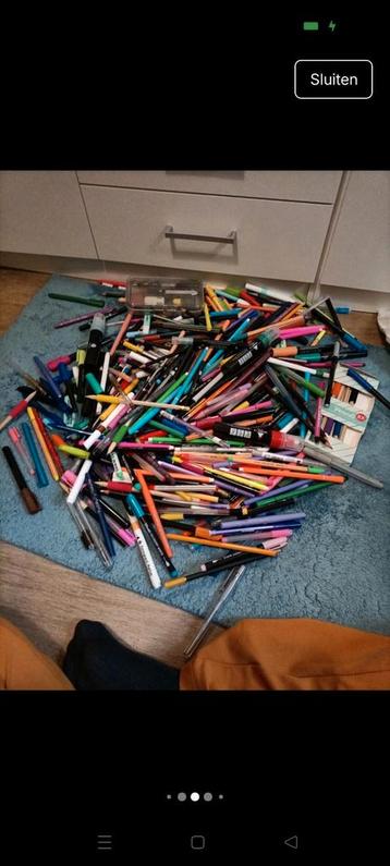 Enorme stiften pennen en potlodenset beschikbaar voor biedingen