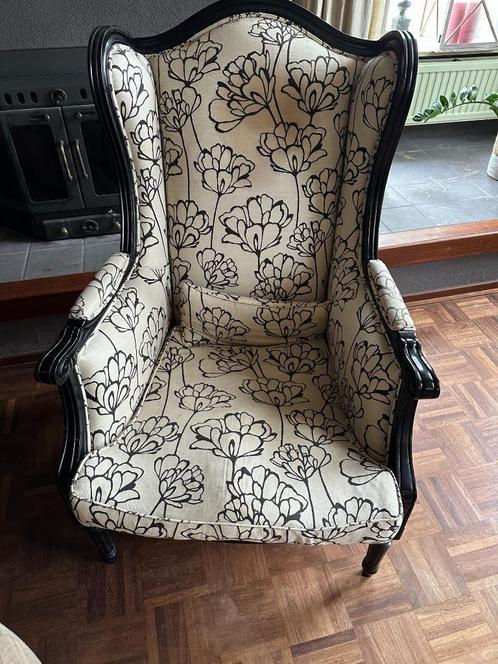 Statement fauteuil in klassieke stijl – zwart hout & bloemen, Huis en Inrichting, Fauteuils, Gebruikt, Hout, Stof, 50 tot 75 cm