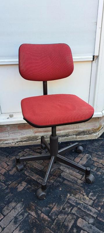 Bureau stoel in rood beschikbaar voor biedingen