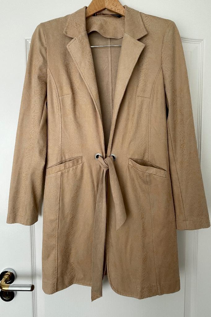 Crème de la crème  suede look lange blazer beige nieuw S, Kleding | Dames, Jasjes, Kostuums en Pakken, Nieuw, Jasje, Maat 36 (S)