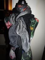 E851 sjaal roezel zwart grijs noppen, Verzenden, Zo goed als nieuw, Sjaal