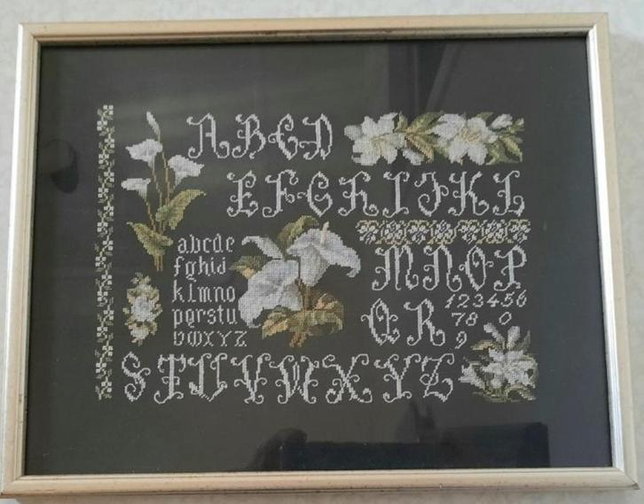 Merklap in verzilverd lijstje.geborduurd,achter glas, Antiek en Kunst, Antiek | Kleden en Textiel, Ophalen of Verzenden
